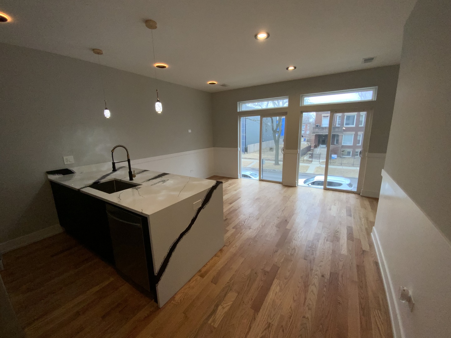 6325 S Langley Avenue Property Photo 11