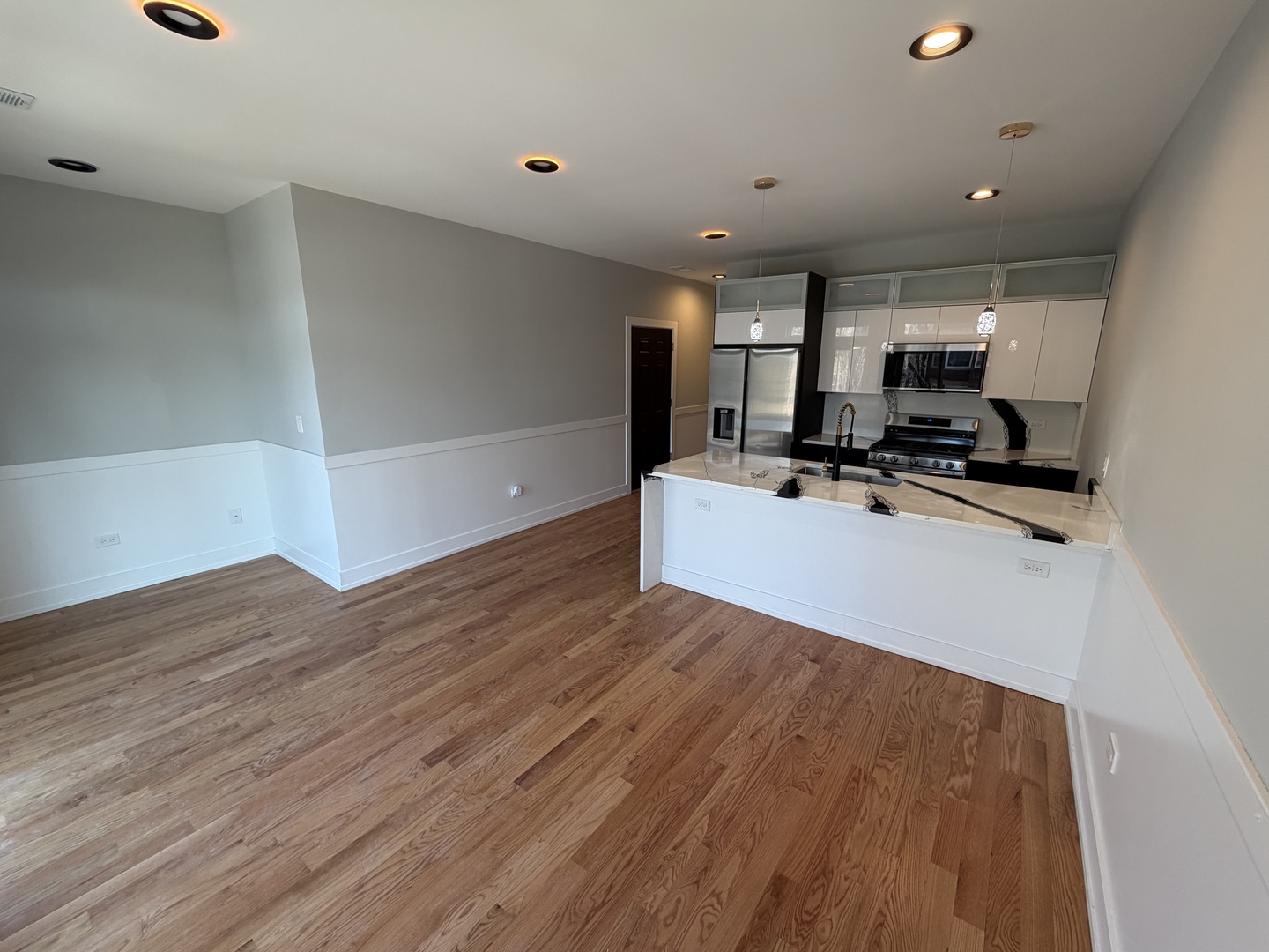 6325 S Langley Avenue Property Photo 15