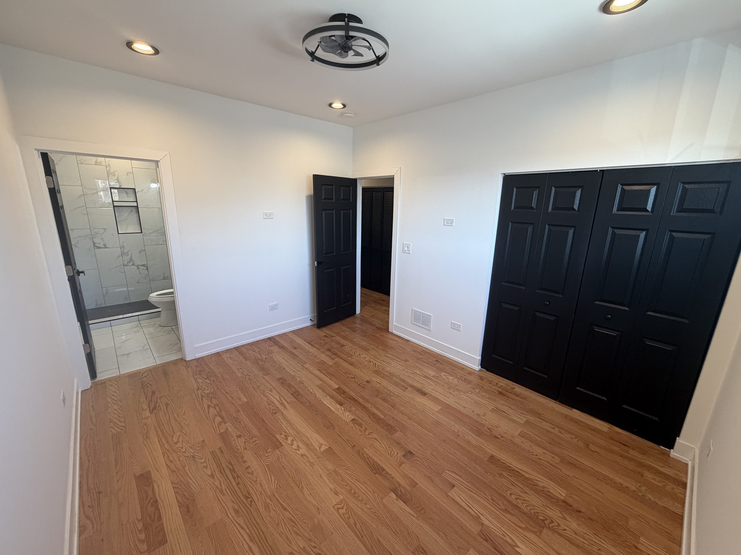 6325 S Langley Avenue Property Photo 18