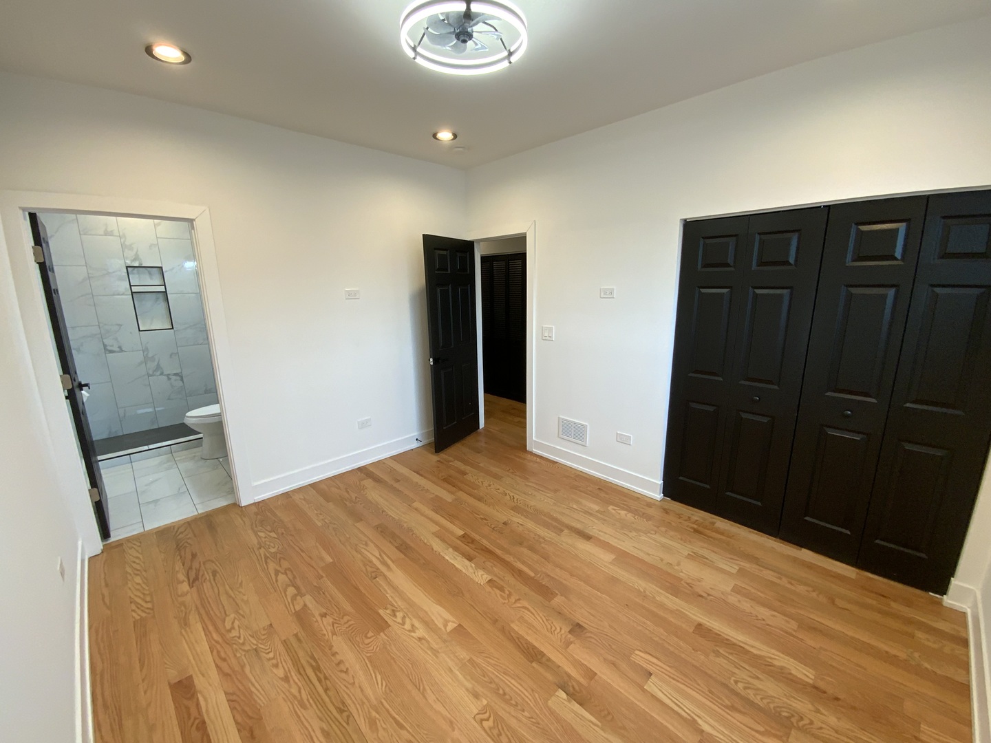 6325 S Langley Avenue Property Photo 21
