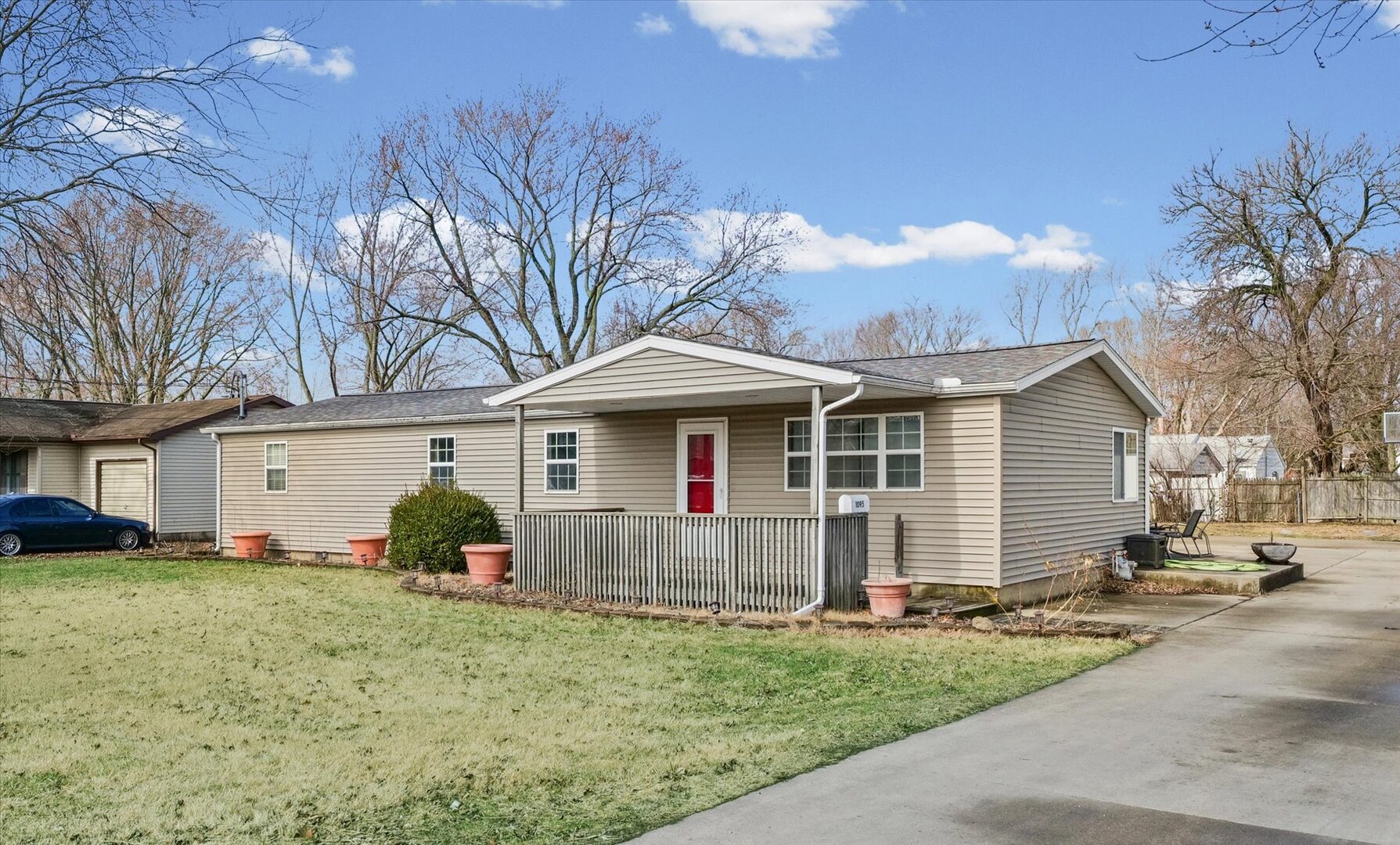 1095 Eastview Drive Property Photo 2