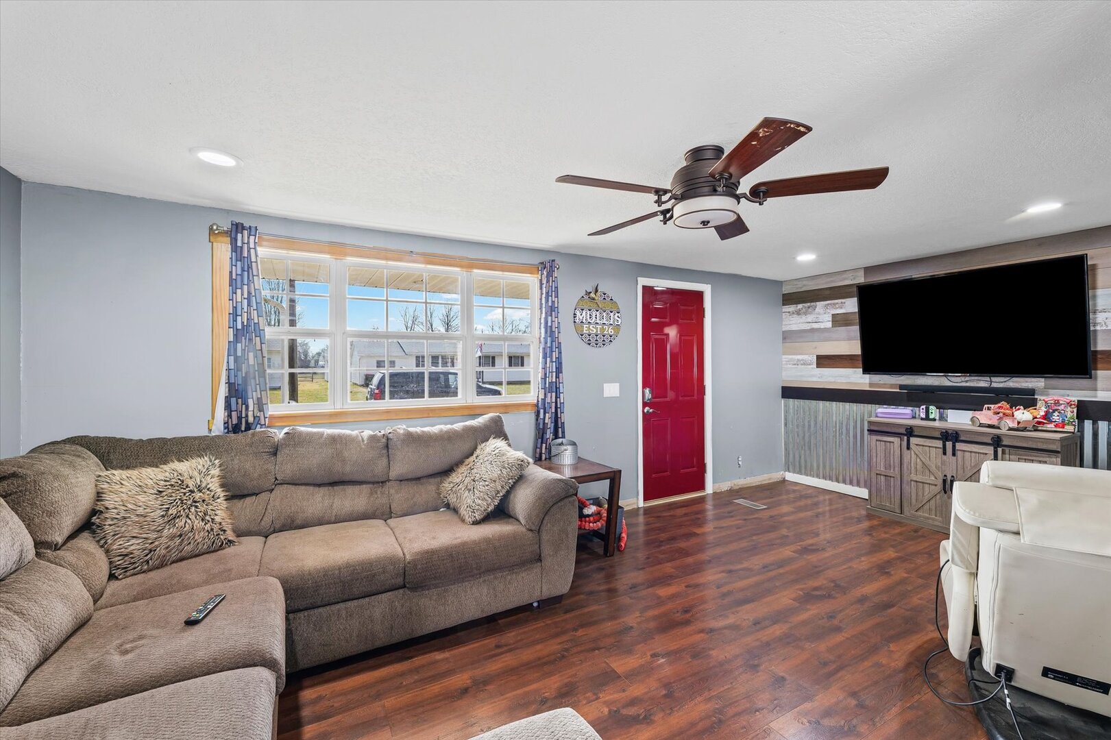 1095 Eastview Drive Property Photo 4