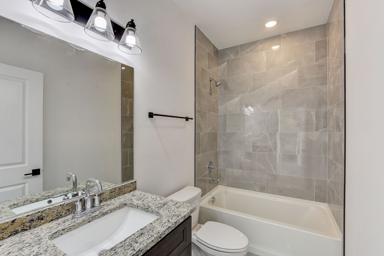 20813 Elwood Street Property Photo 27