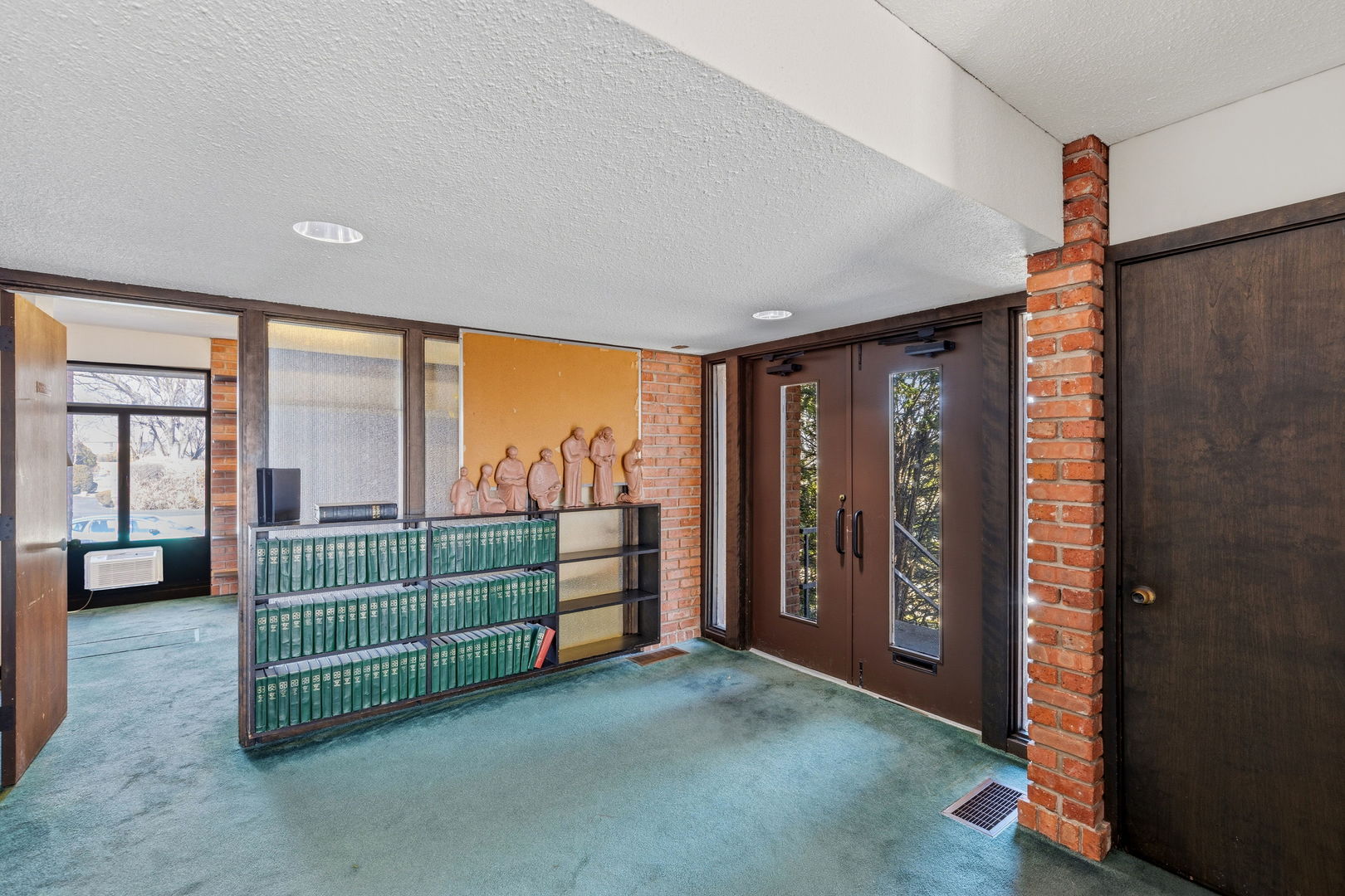 8450 N Shermer Road Property Photo 8