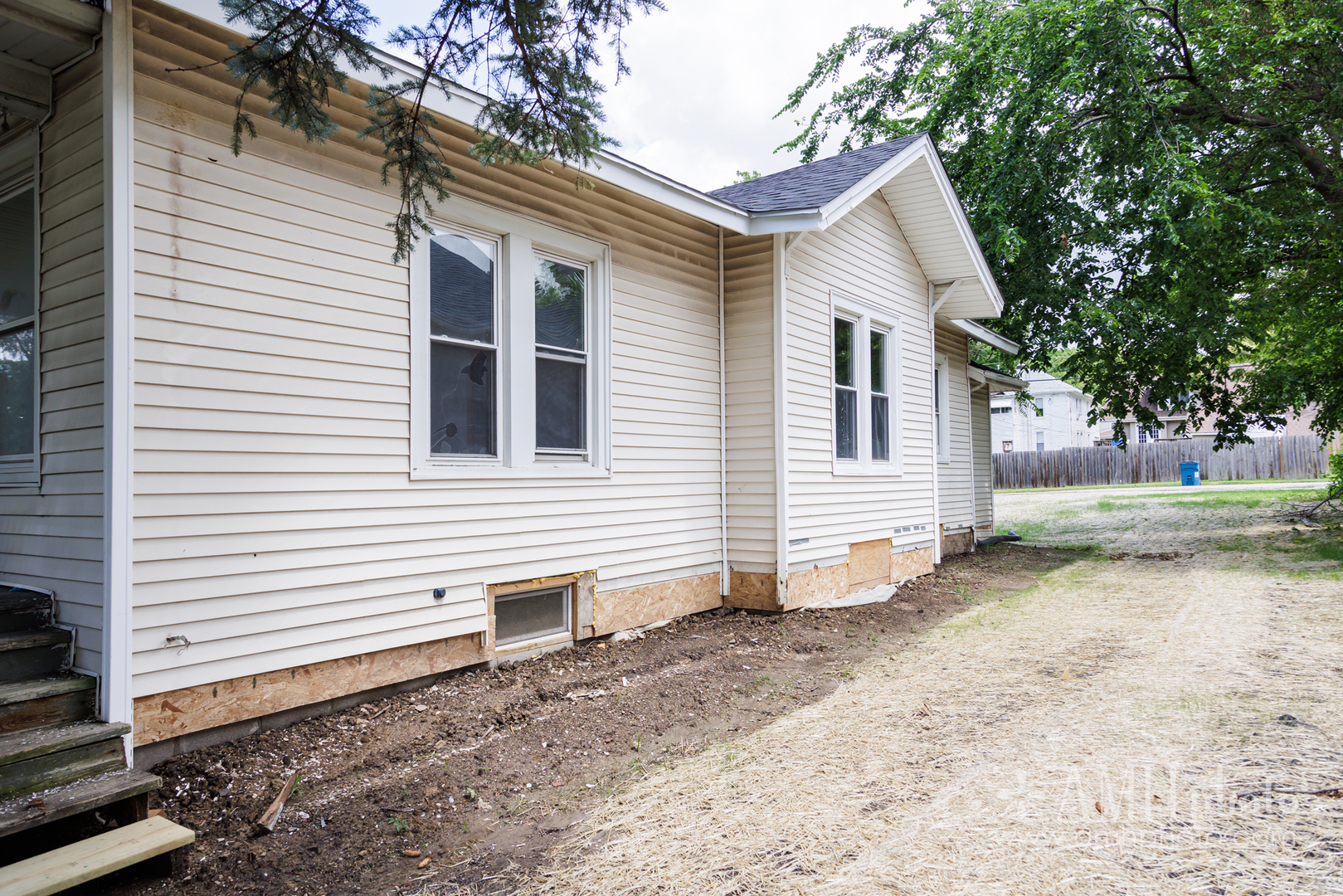 360 S Elm Avenue Property Photo 3
