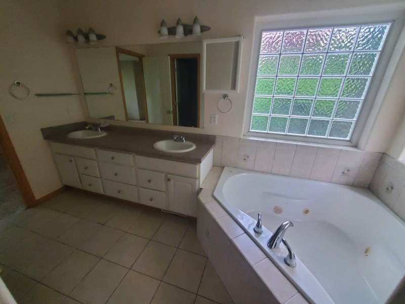 945 Waverly Road Property Photo 5