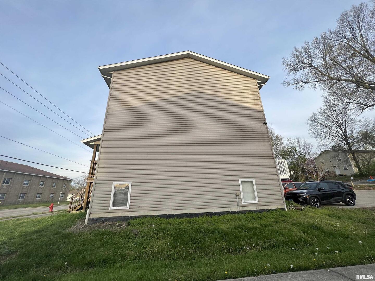 305 & 307 E Mill Street Property Photo 16