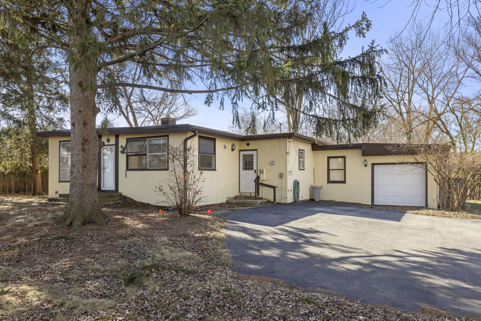 128 Harding Court Property Photo 2