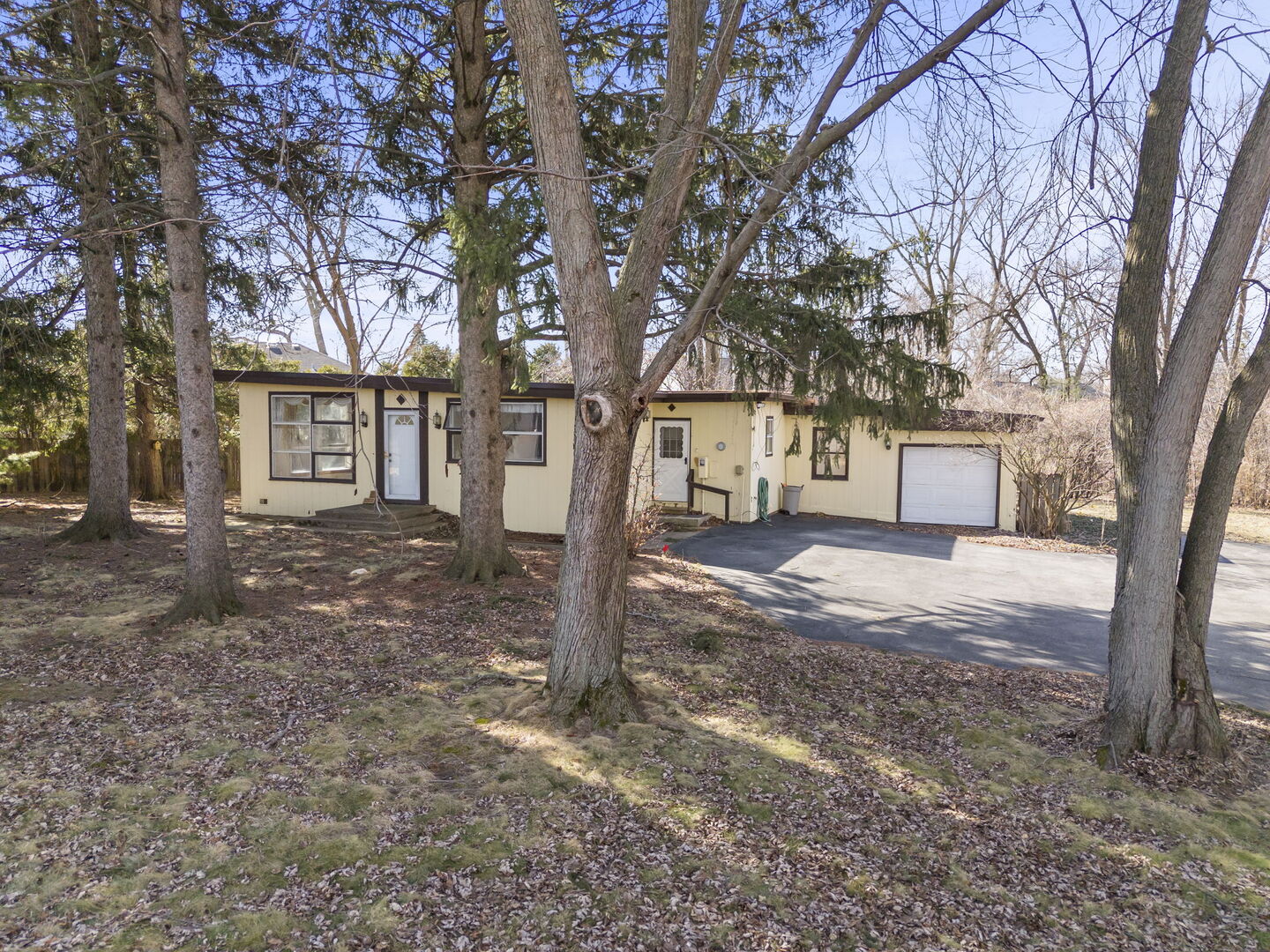 128 Harding Court Property Photo 4