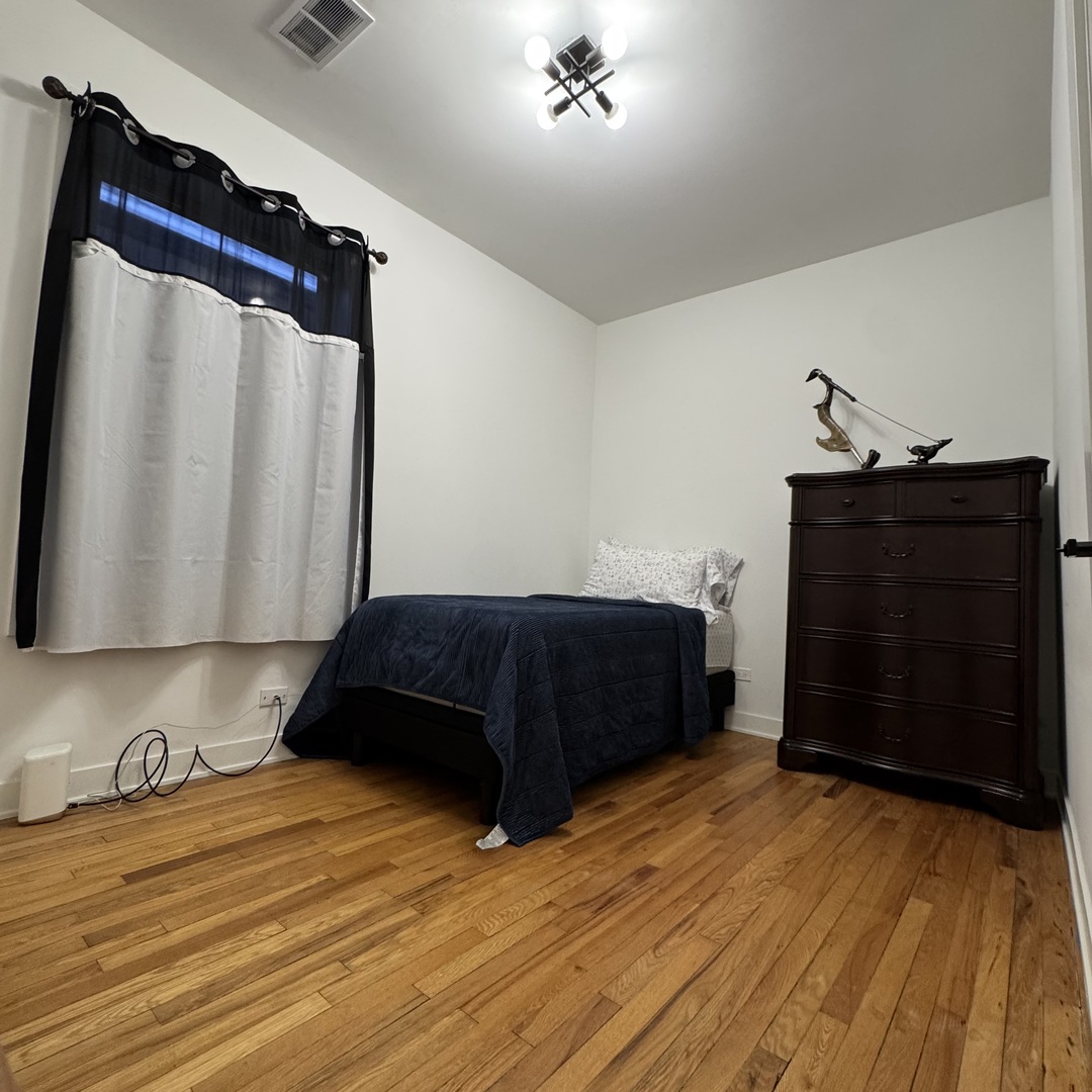 7804 S Paxton Avenue Property Photo 4