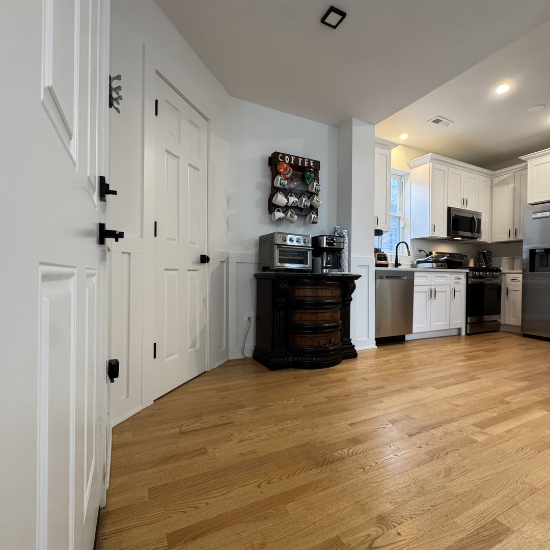 7804 S Paxton Avenue Property Photo 12