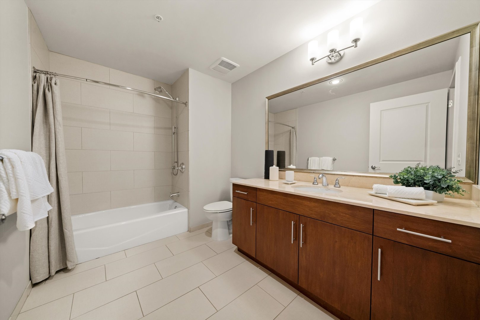 850 N Lake Shore Drive 405 Property Photo 16
