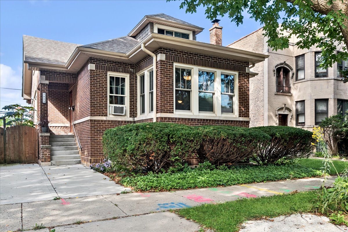 5812 N Fairfield Avenue Property Photo 1