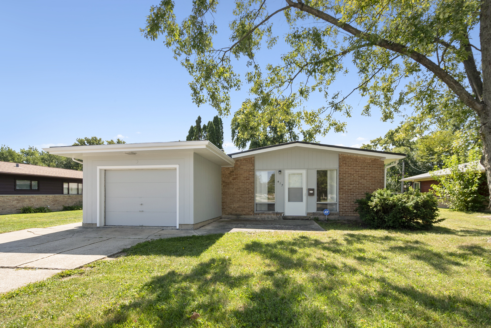 417 Lakewood Boulevard Property Photo 3