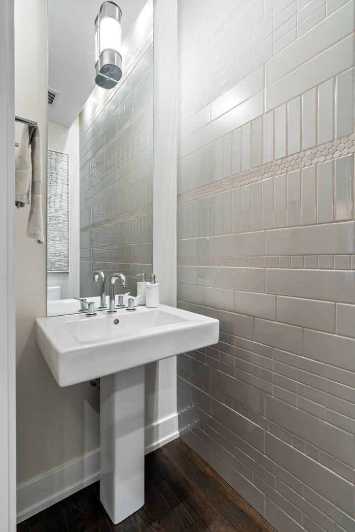 1303 W Diversey Parkway Property Photo 11