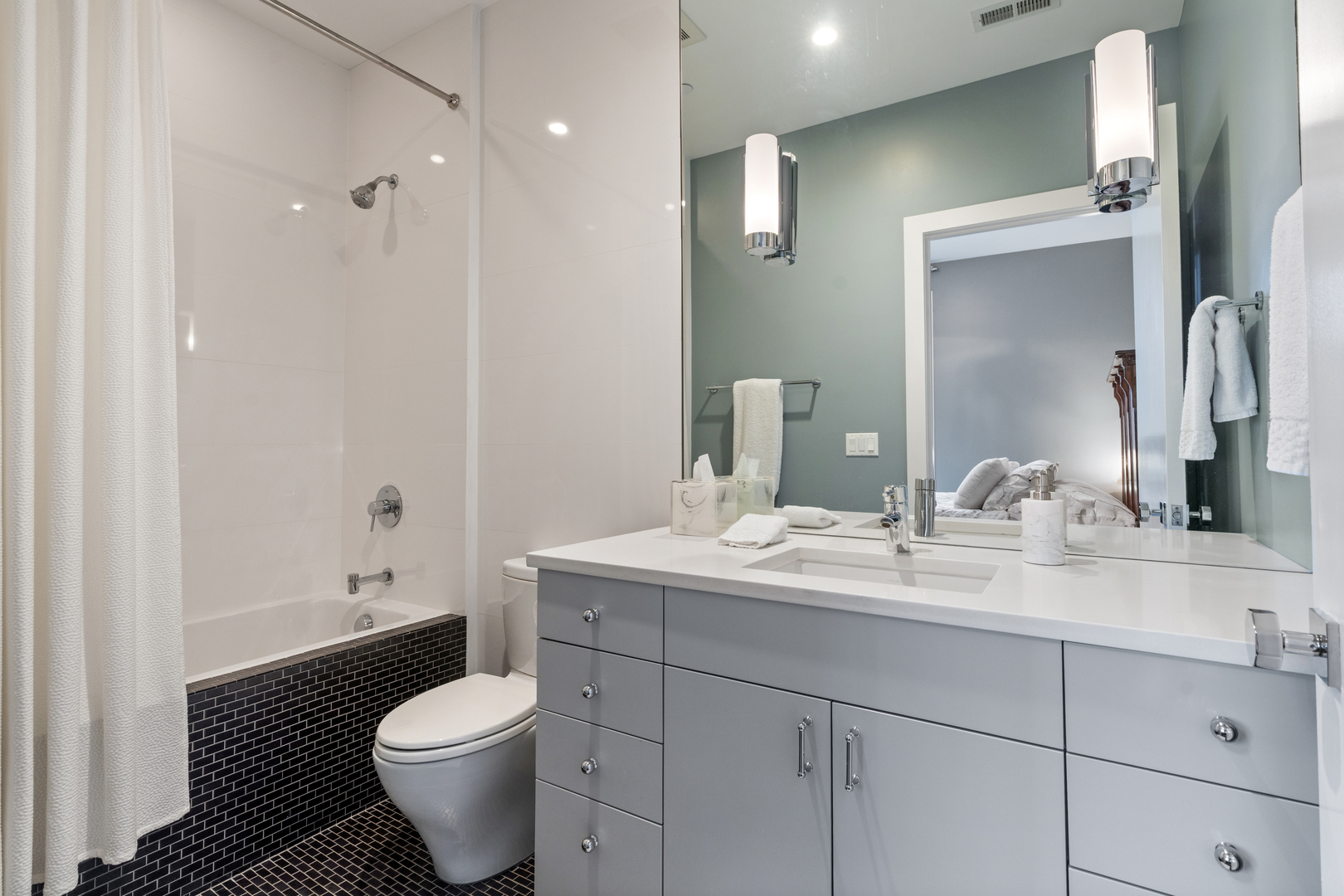 1303 W Diversey Parkway Property Photo 21
