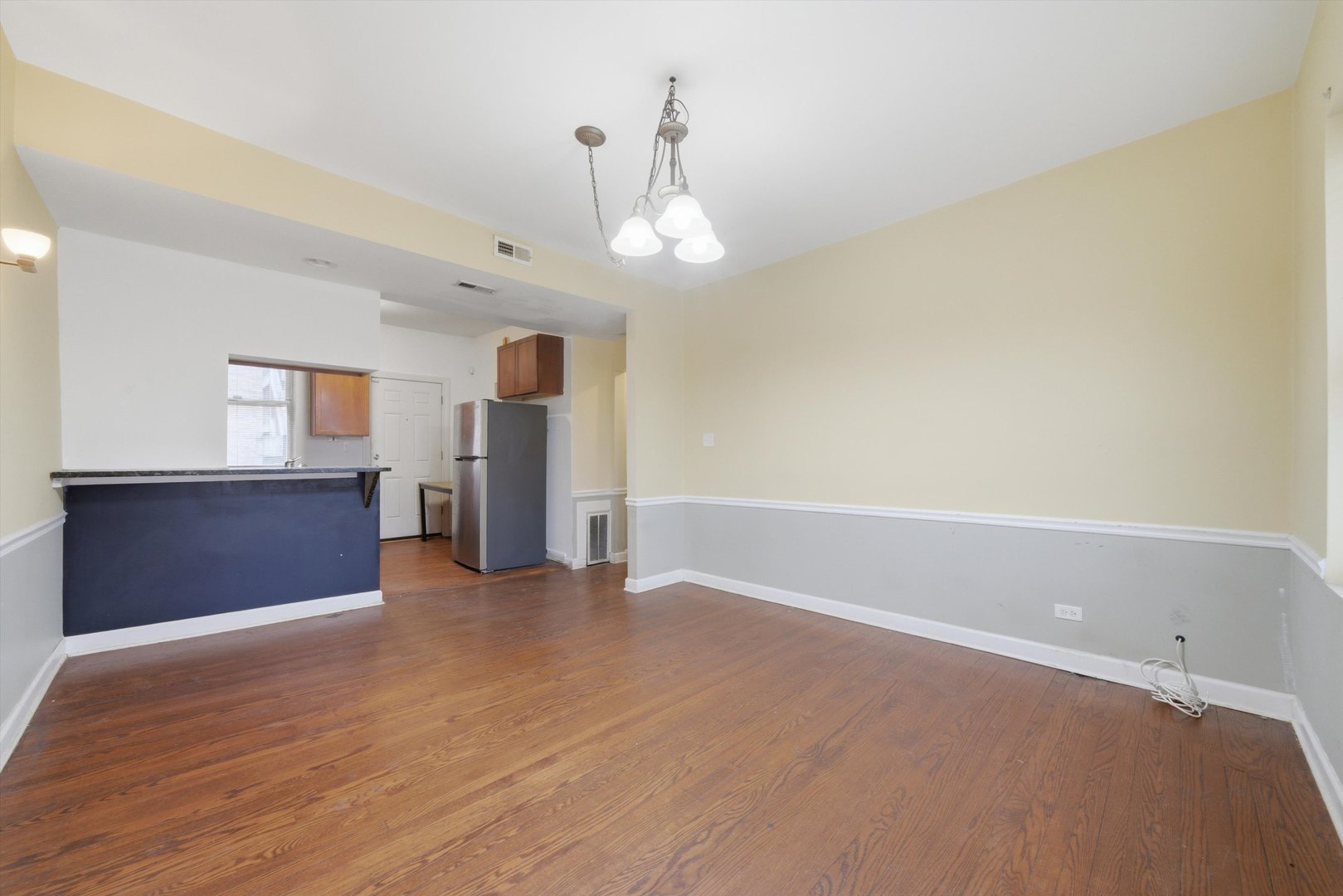 7601 S Essex Avenue 2 Property Photo 7