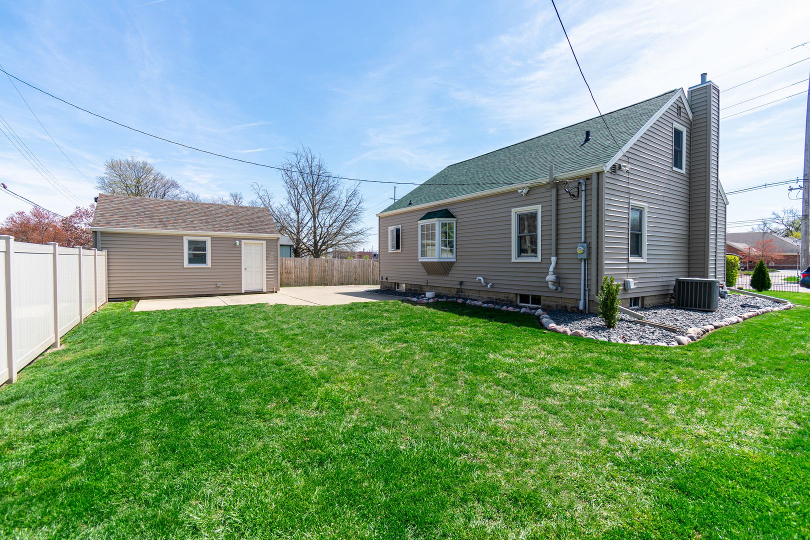 2110 E Oakland Avenue Property Photo 6