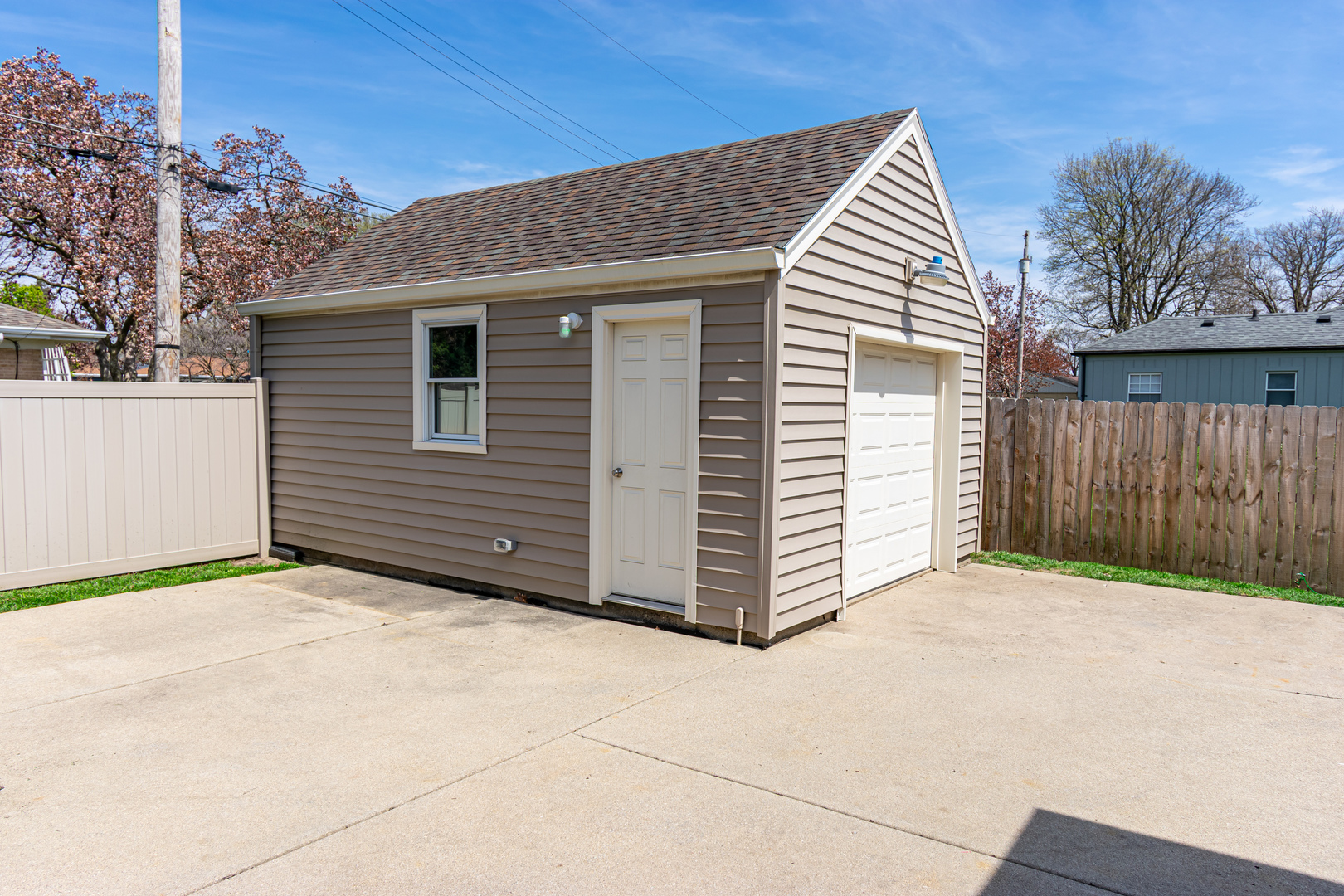 2110 E Oakland Avenue Property Photo 7