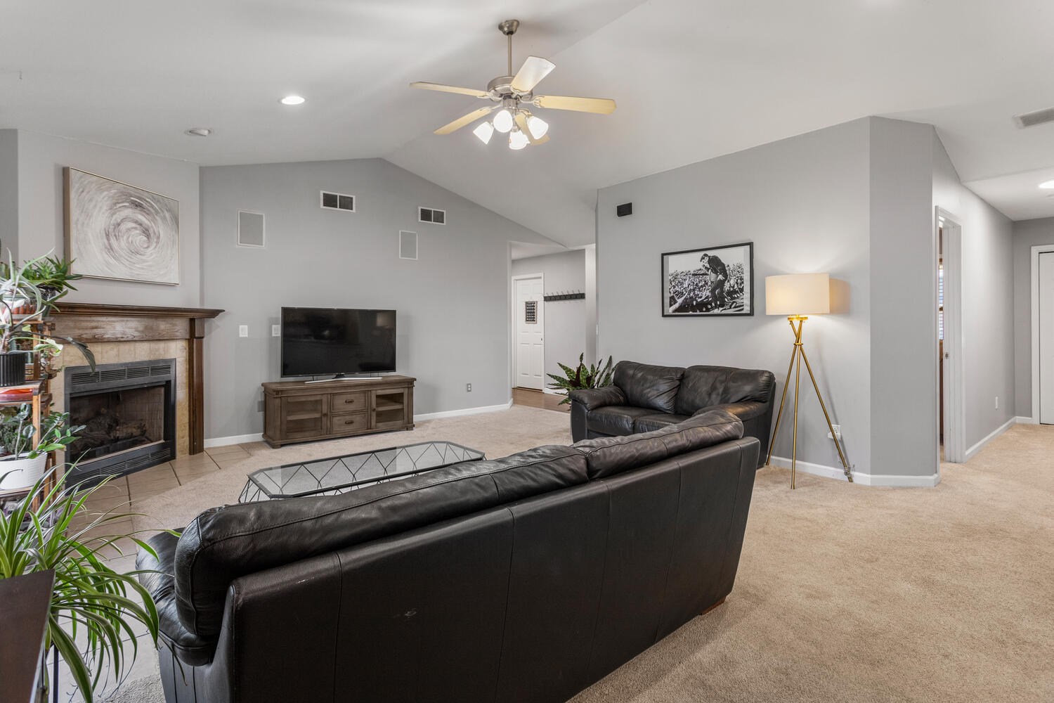 1202 Edgeview Drive Property Photo 9