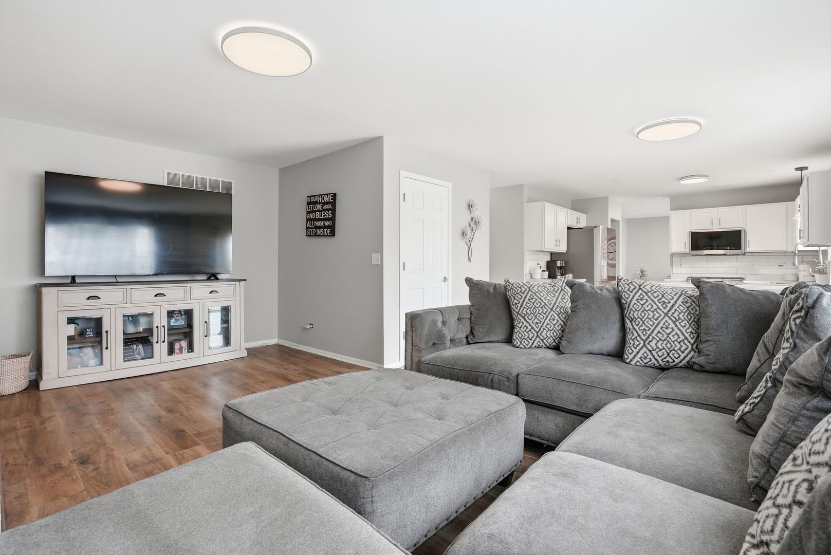 1919 Spring Ridge Drive Property Photo 4