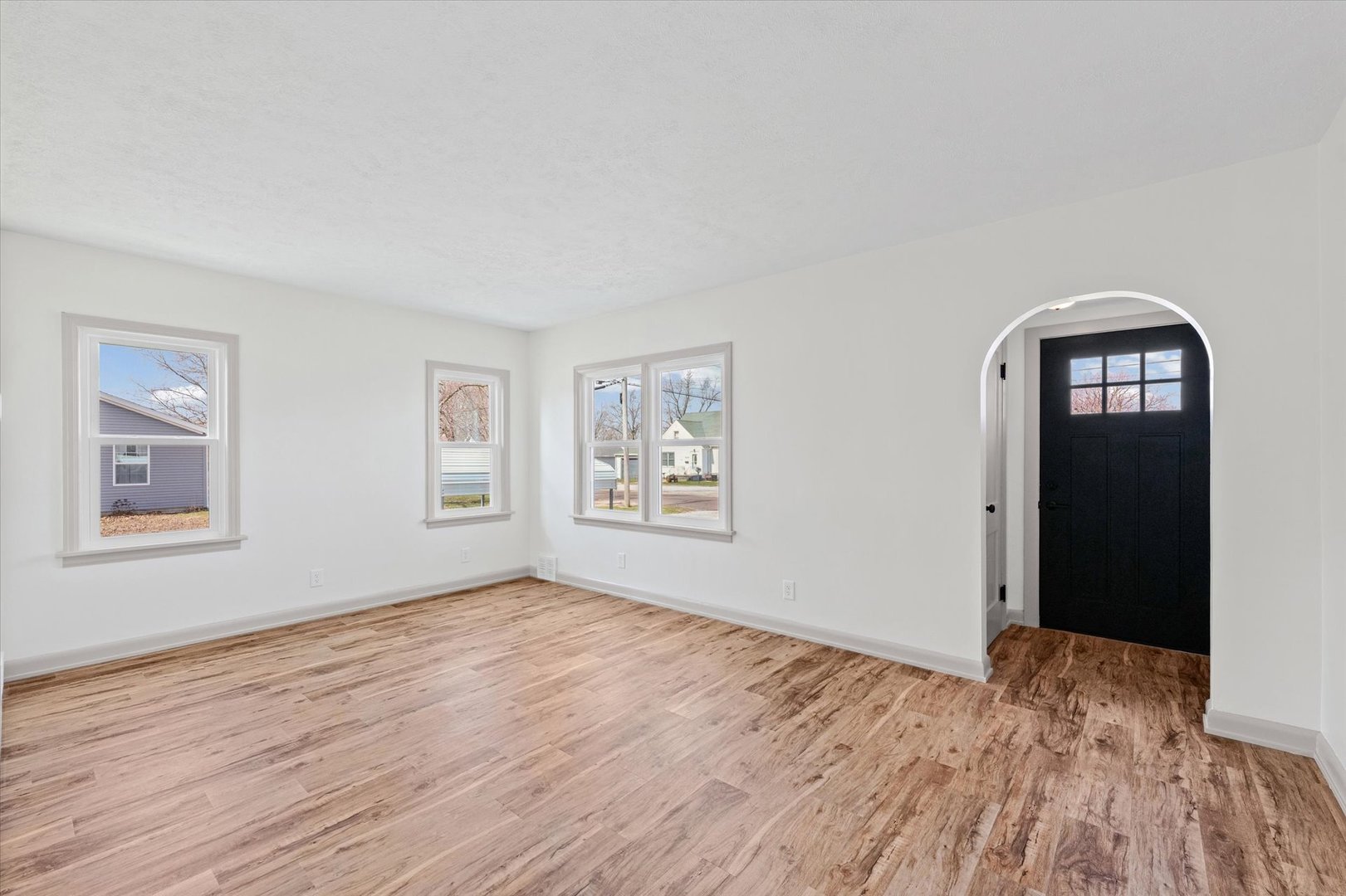 619 E 11th Street Property Photo 4