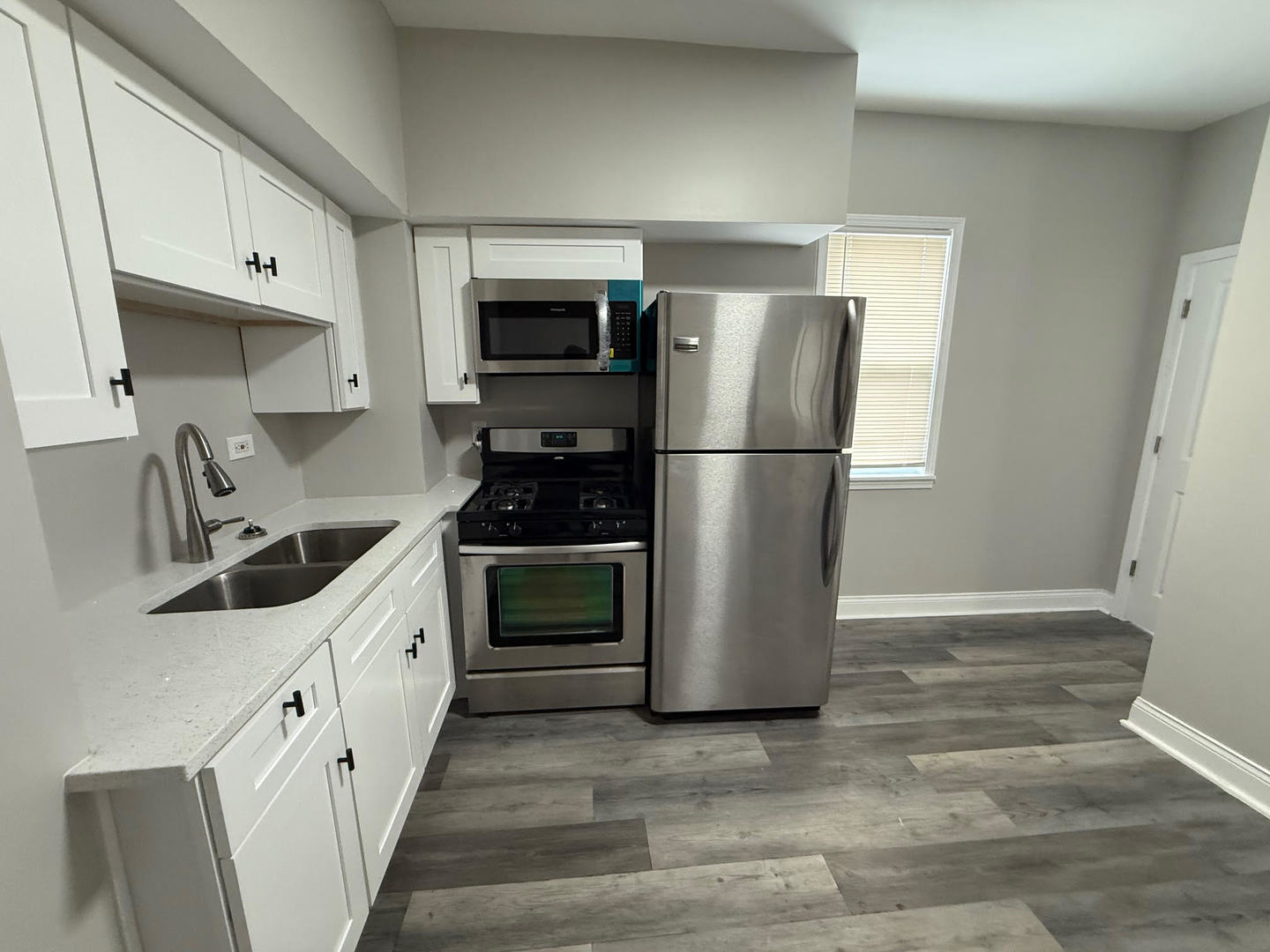7436 S Langley Avenue Property Photo 4