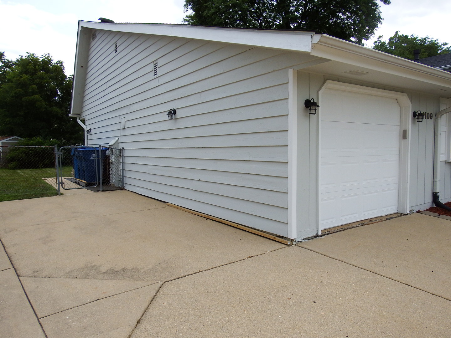 1109 W Weathersfield Way Property Photo 3