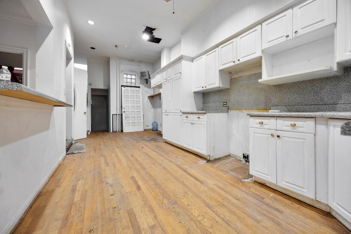 3143 S Giles Avenue Property Photo 9