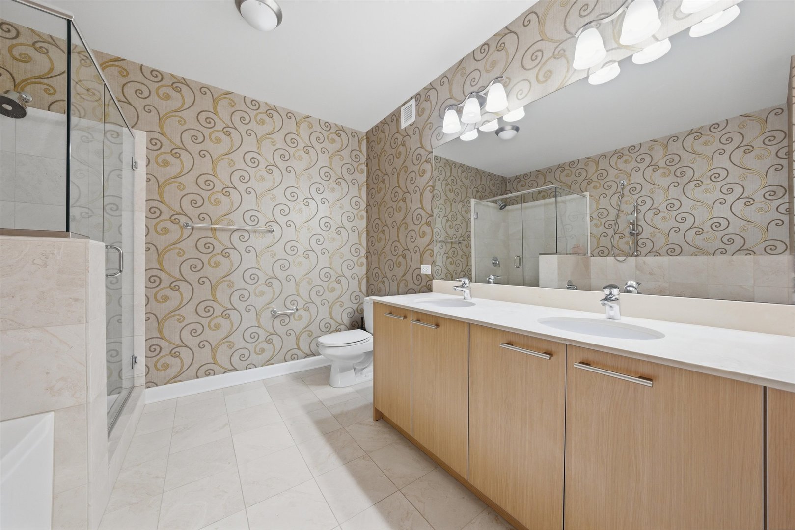 225 N Columbus Drive 7201 Property Photo 13