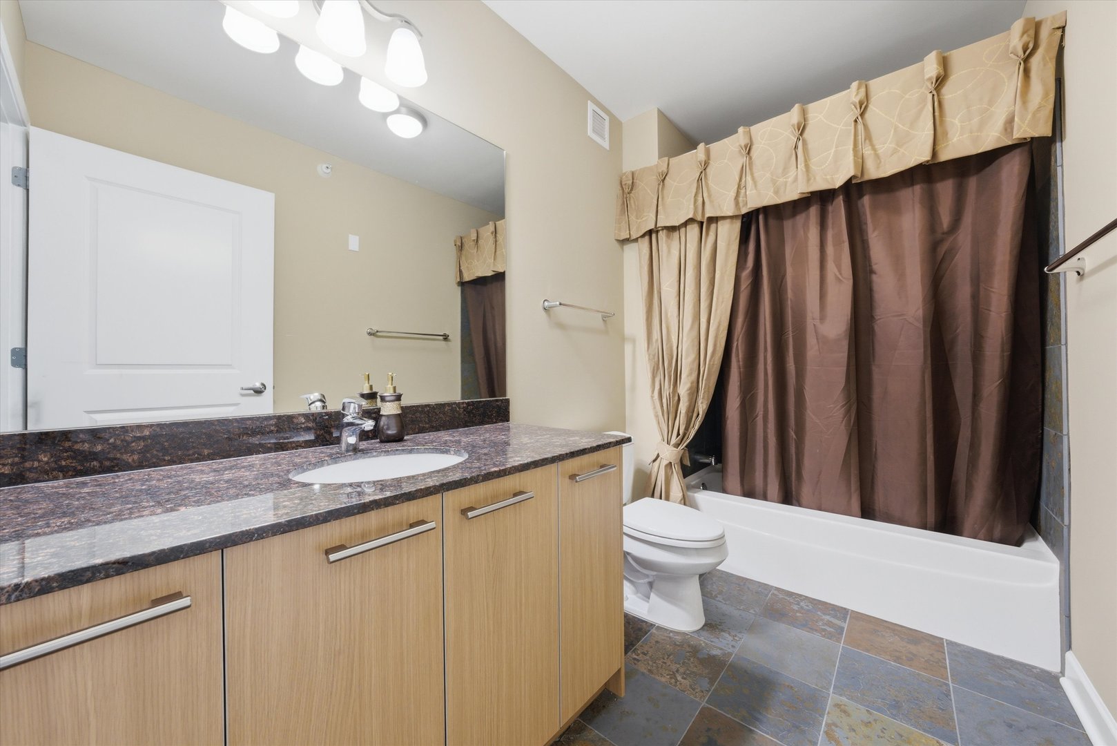 225 N Columbus Drive 7201 Property Photo 15