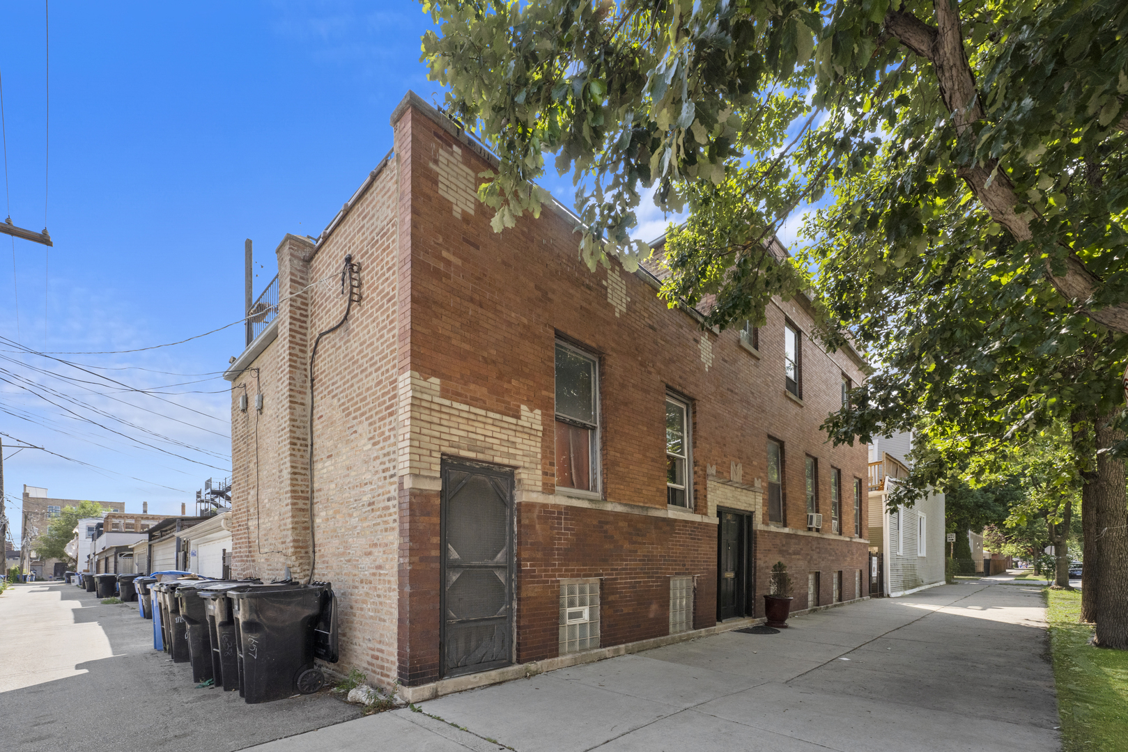 1657 N Artesian Avenue Property Photo 4
