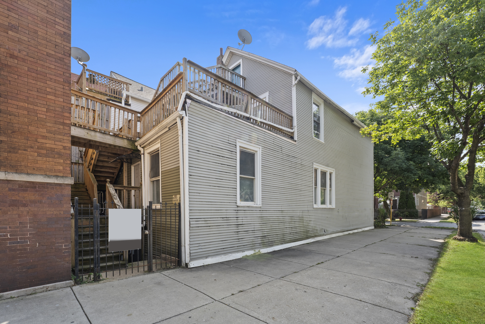 1657 N Artesian Avenue Property Photo 6