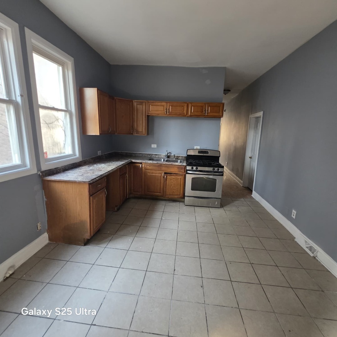 9021 S Exchange Avenue Property Photo 3