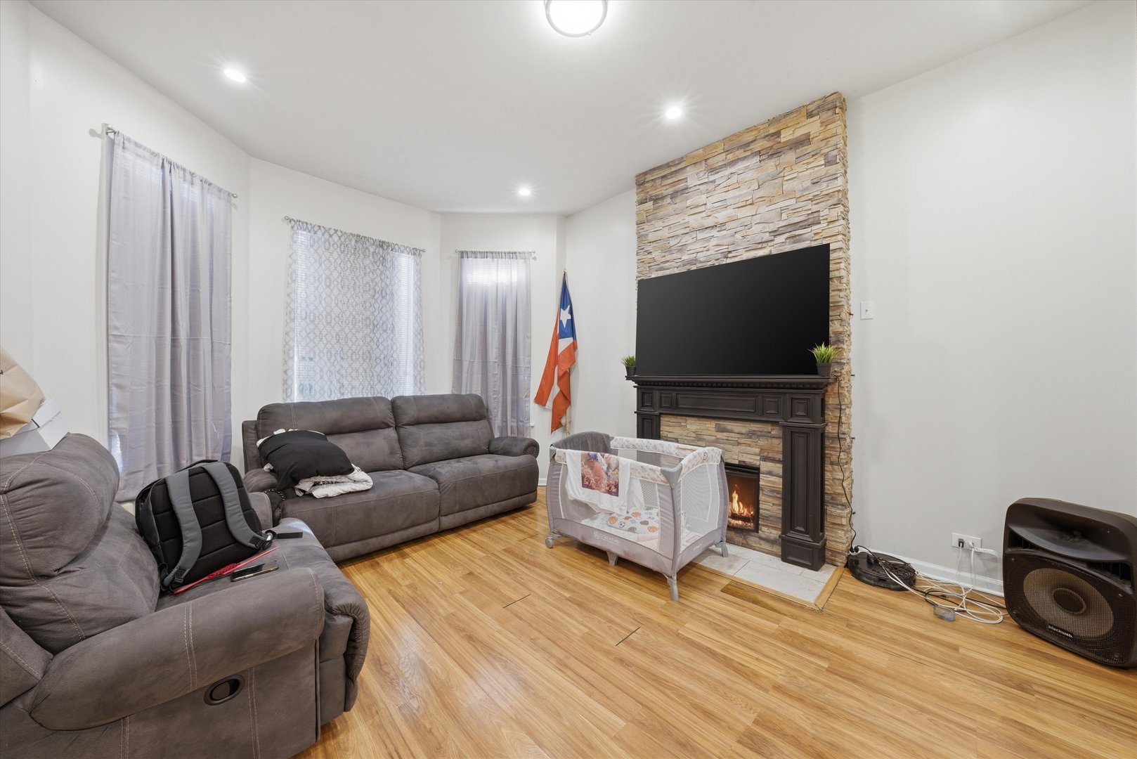 1812 S Hamlin Avenue Property Photo 3