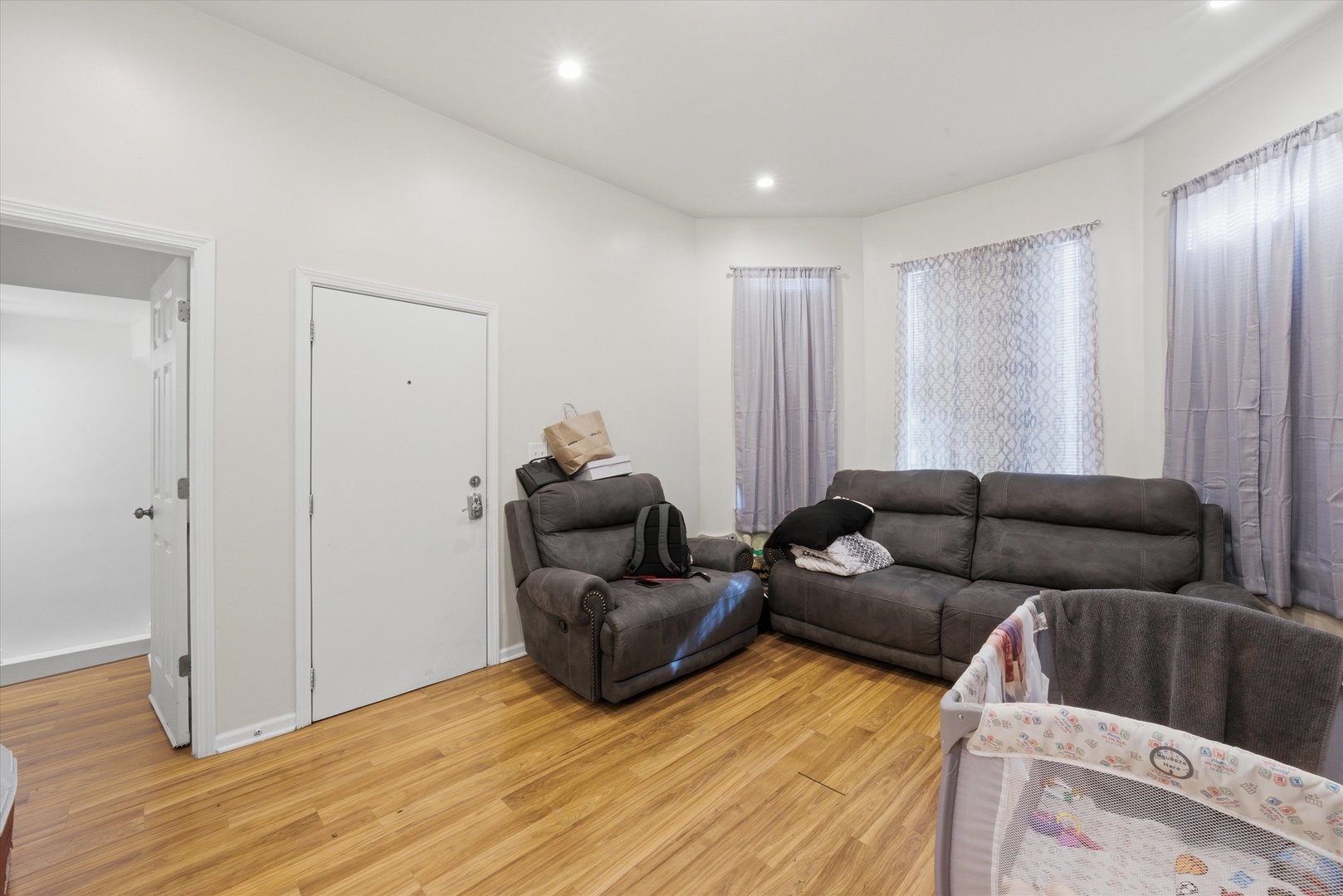 1812 S Hamlin Avenue Property Photo 4