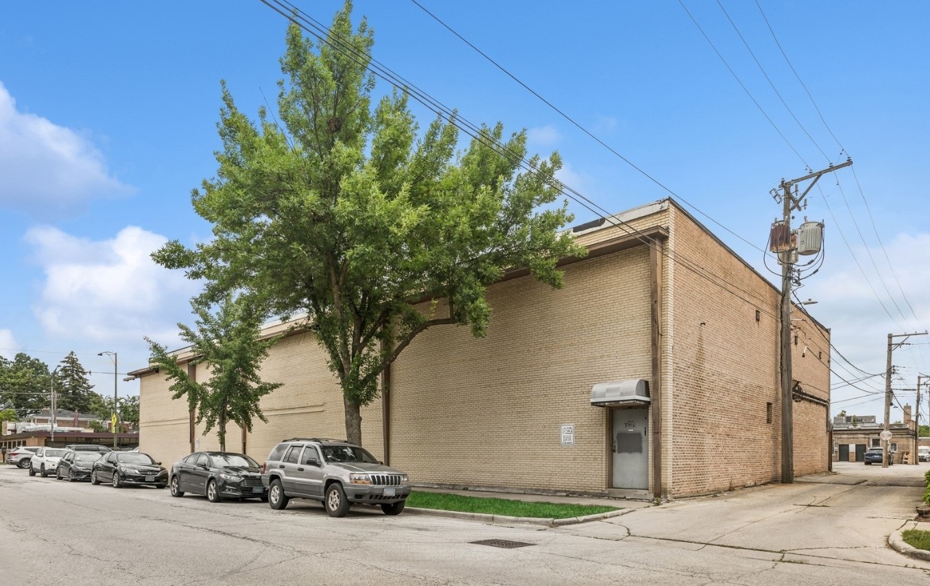 3451 W Peterson Avenue Property Photo 4
