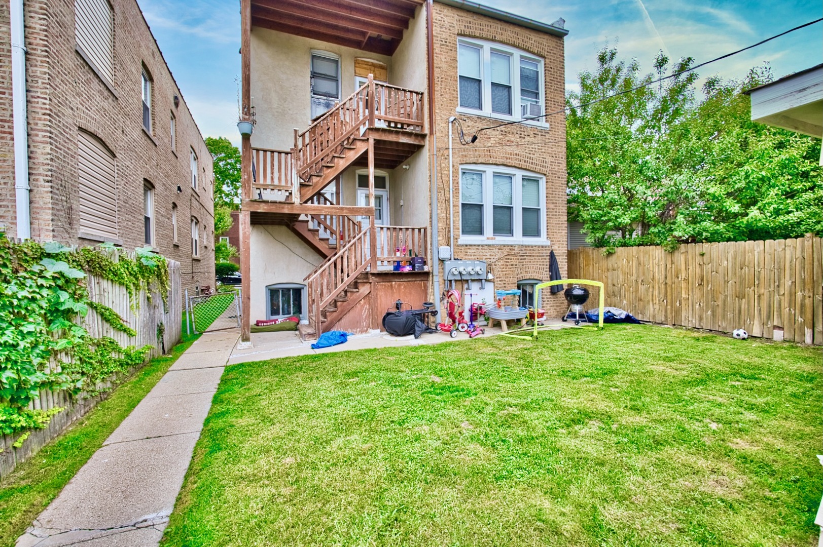 6609 N Artesian Avenue Property Photo 2