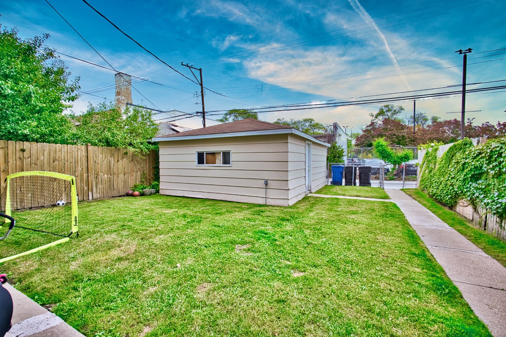 6609 N Artesian Avenue Property Photo 3