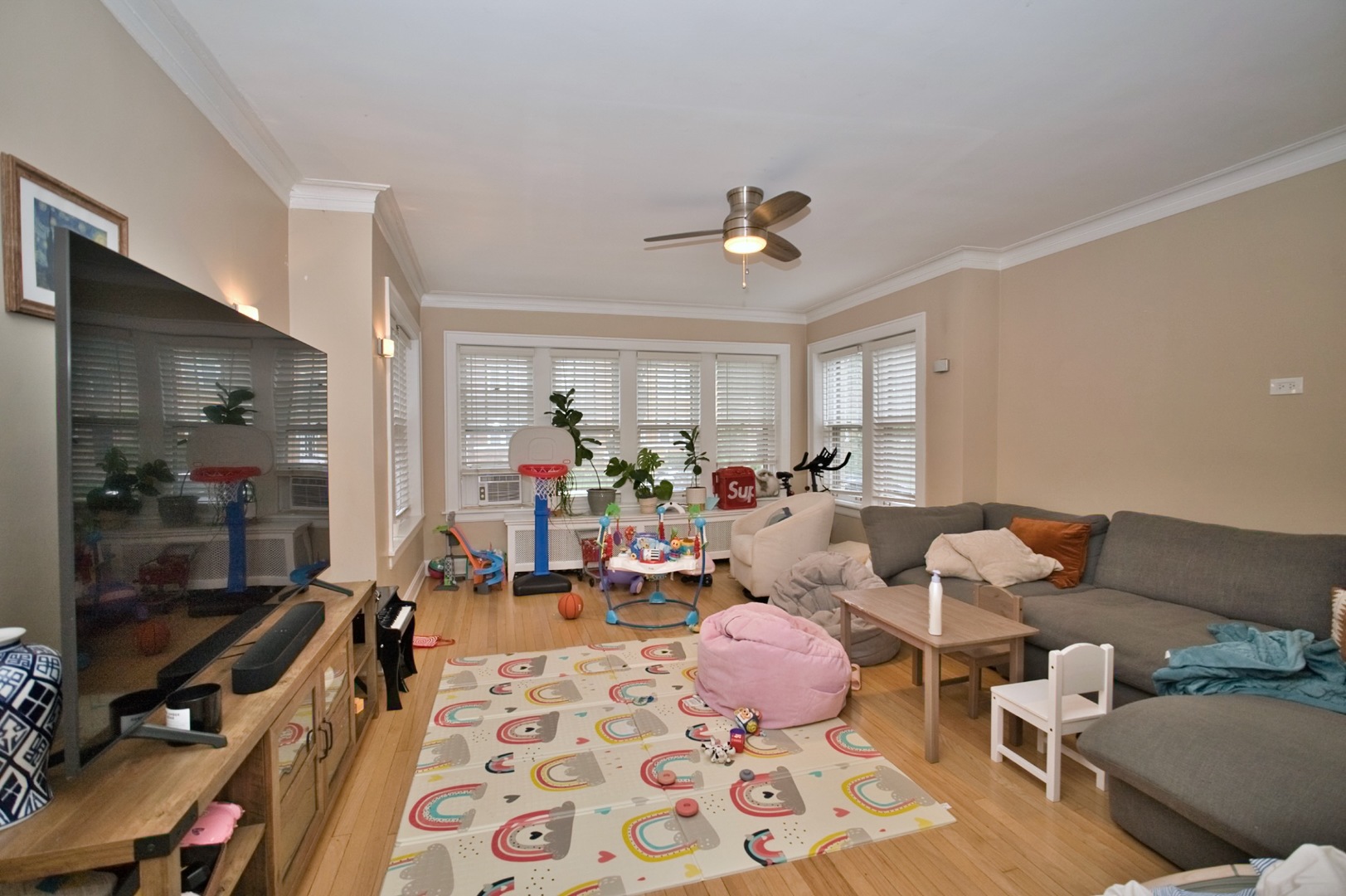 6609 N Artesian Avenue Property Photo 4