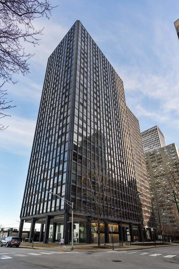 910 N LAKE SHORE Drive 2819 Property Photo 1