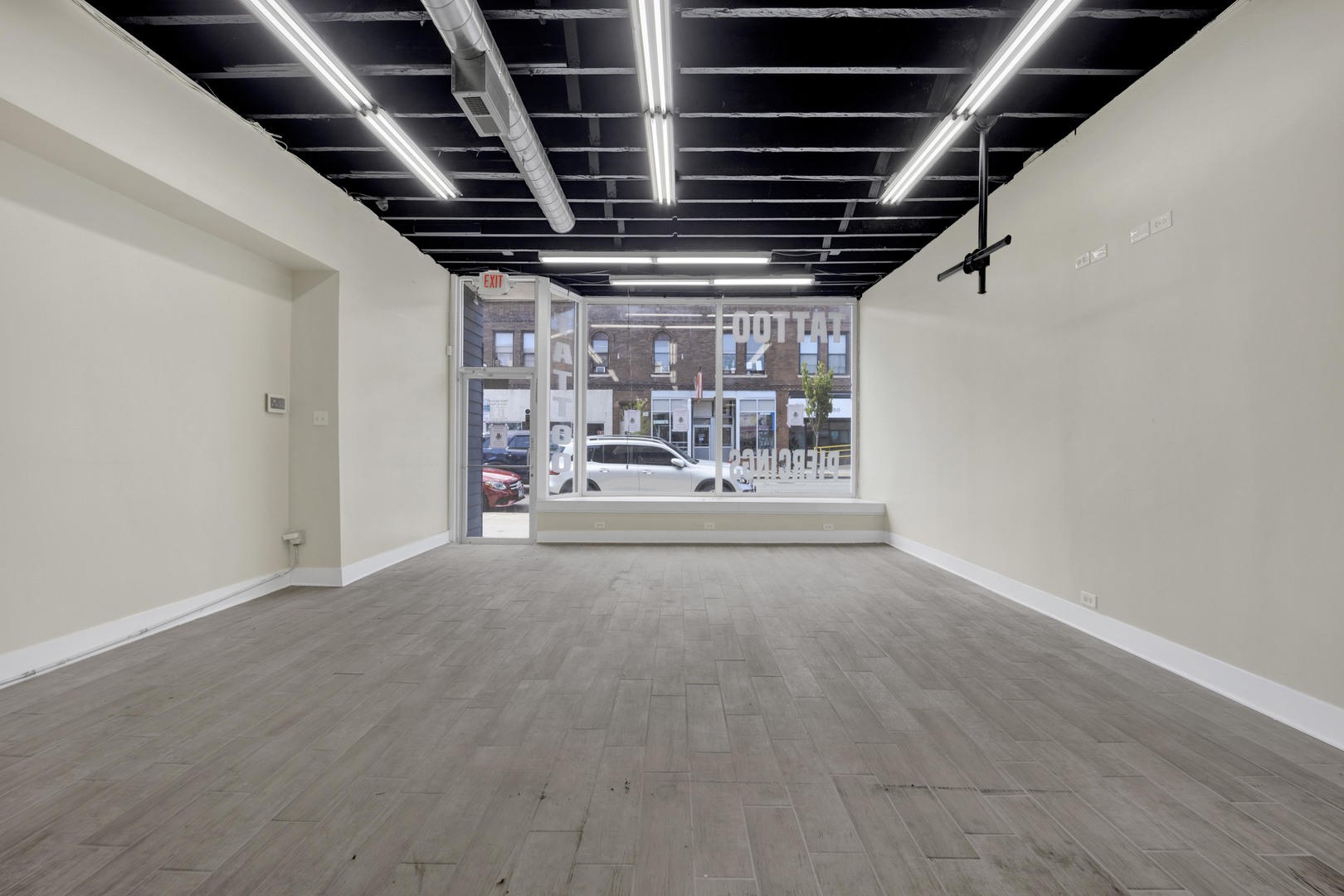 7055 N Clark Street Property Photo 9