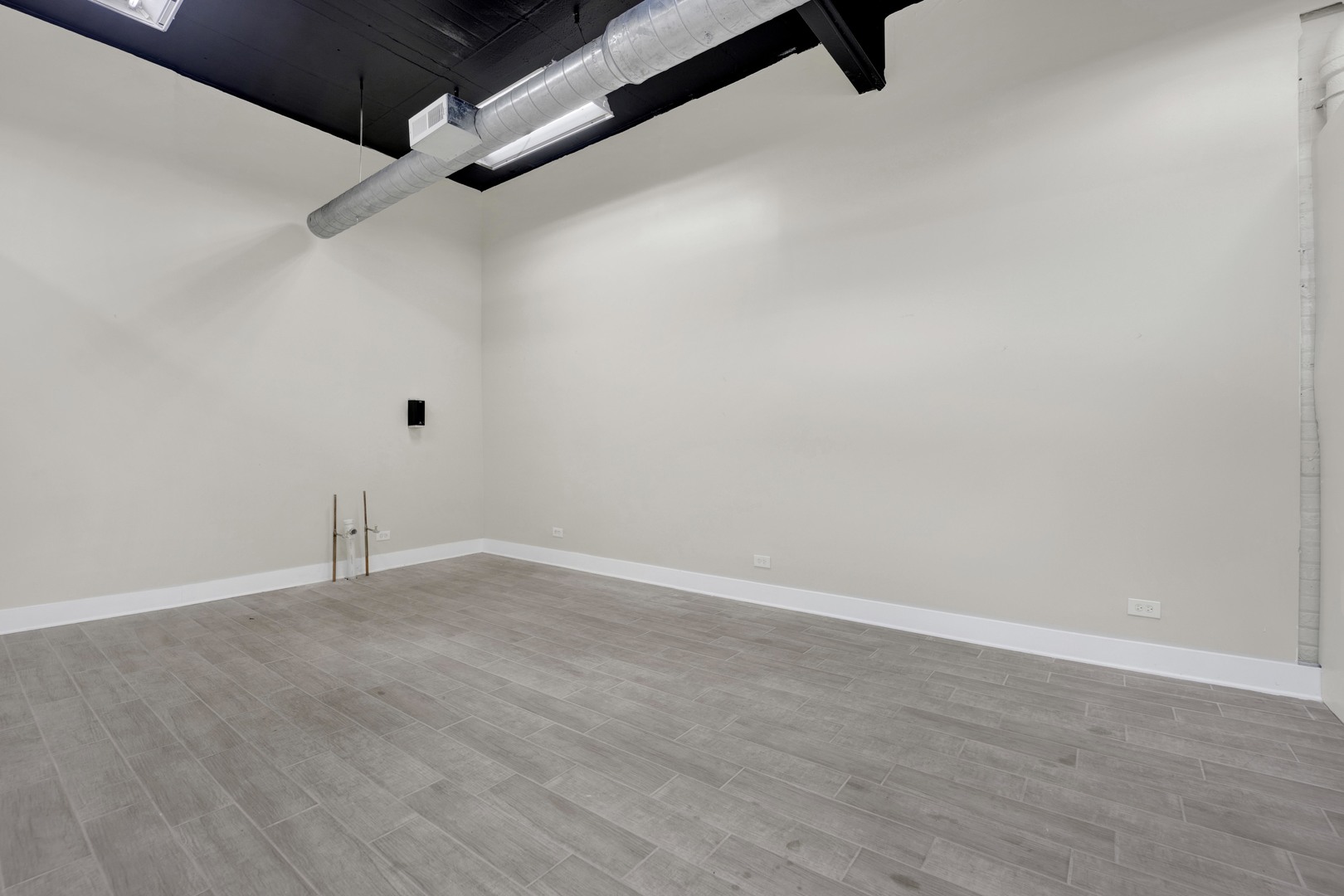7055 N Clark Street Property Photo 15