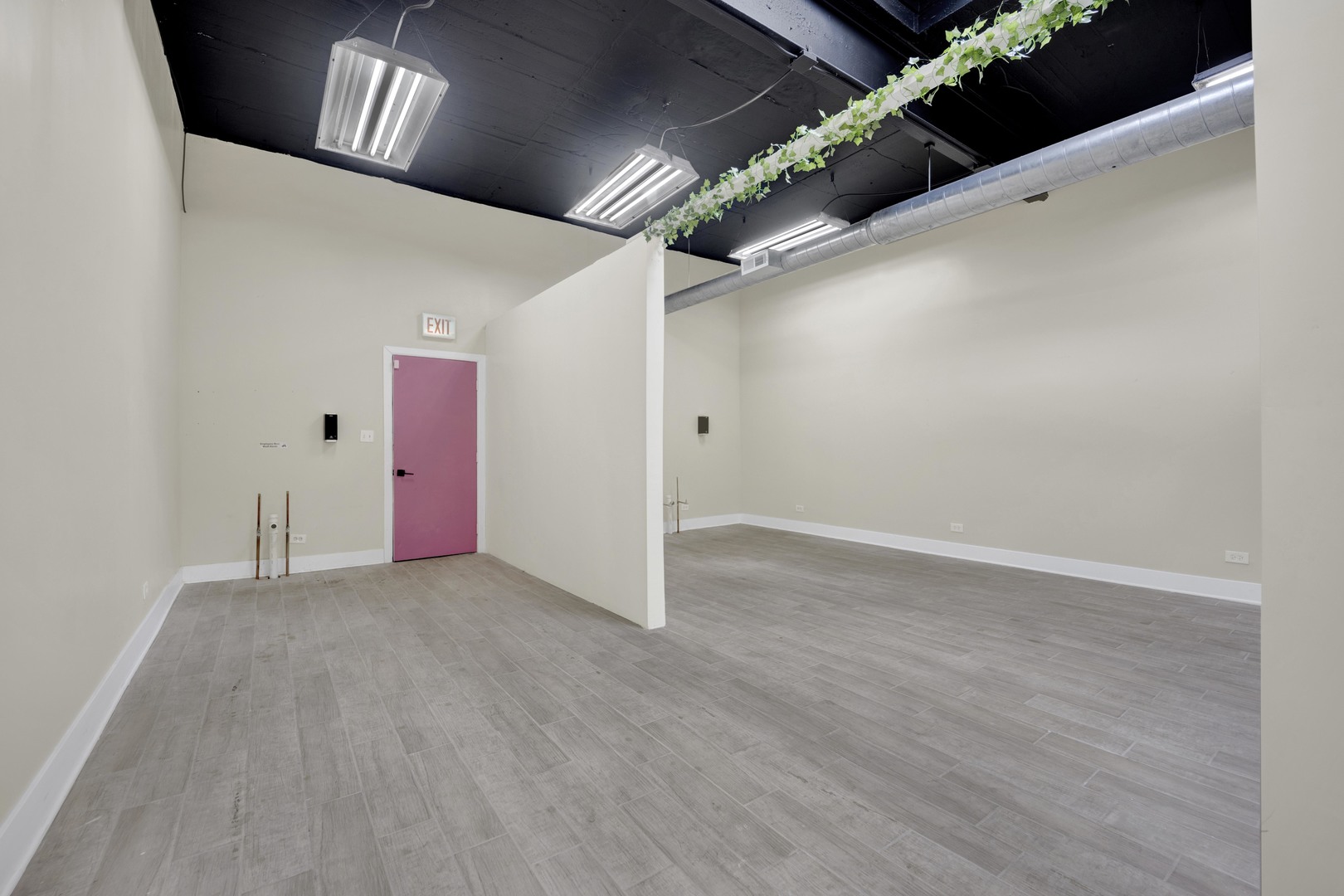 7055 N Clark Street Property Photo 16