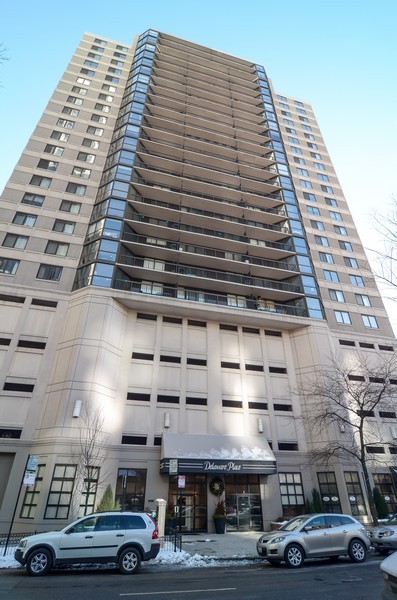 33 W Delaware Place 15H Property Photo 1