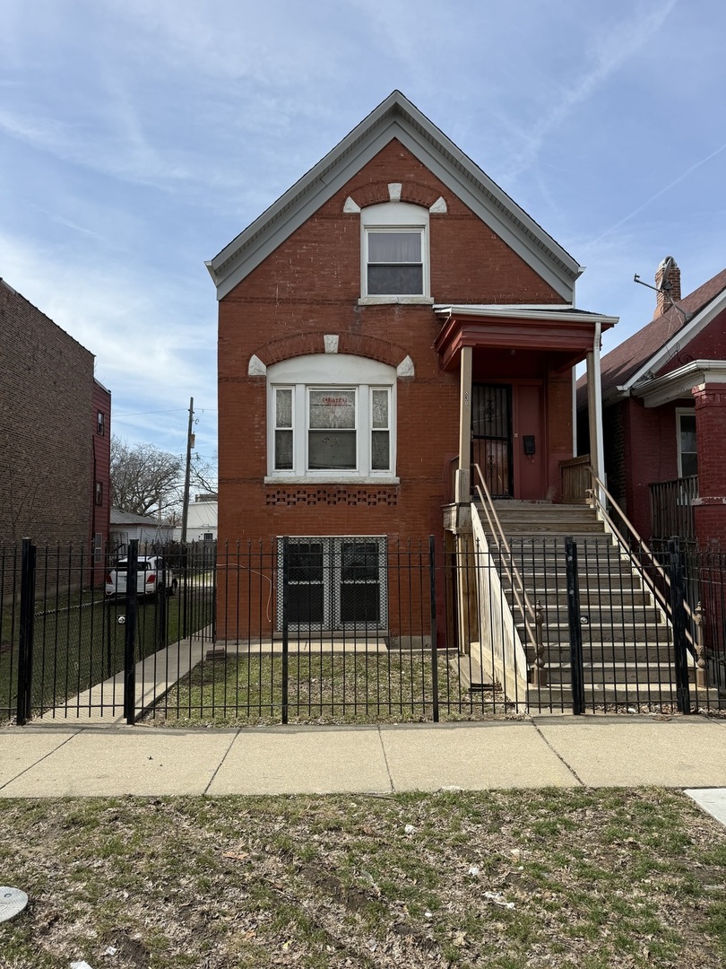 830 N SPRINGFIELD Avenue Property Photo 1