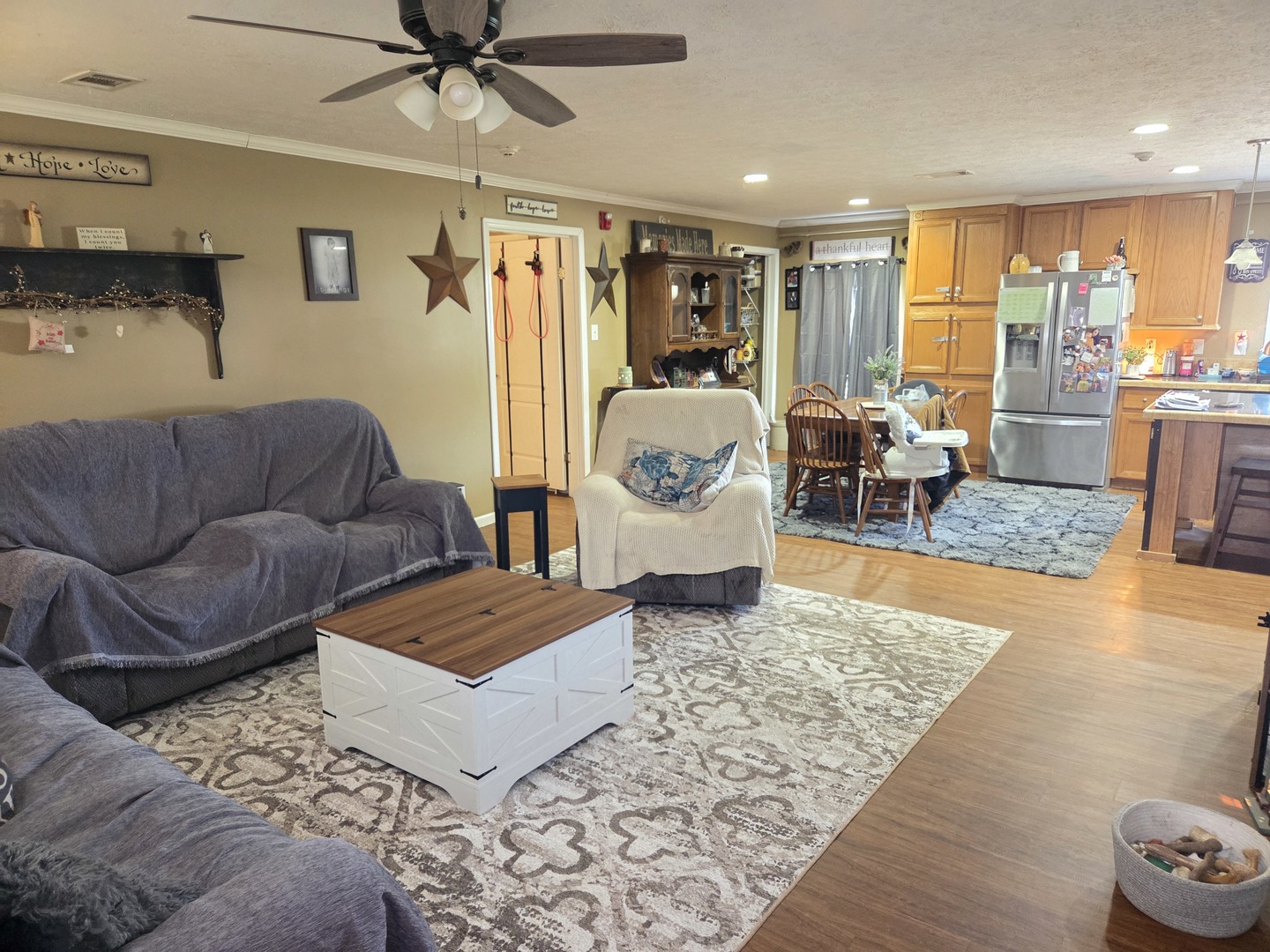 104 S Douglas Street Property Photo 4