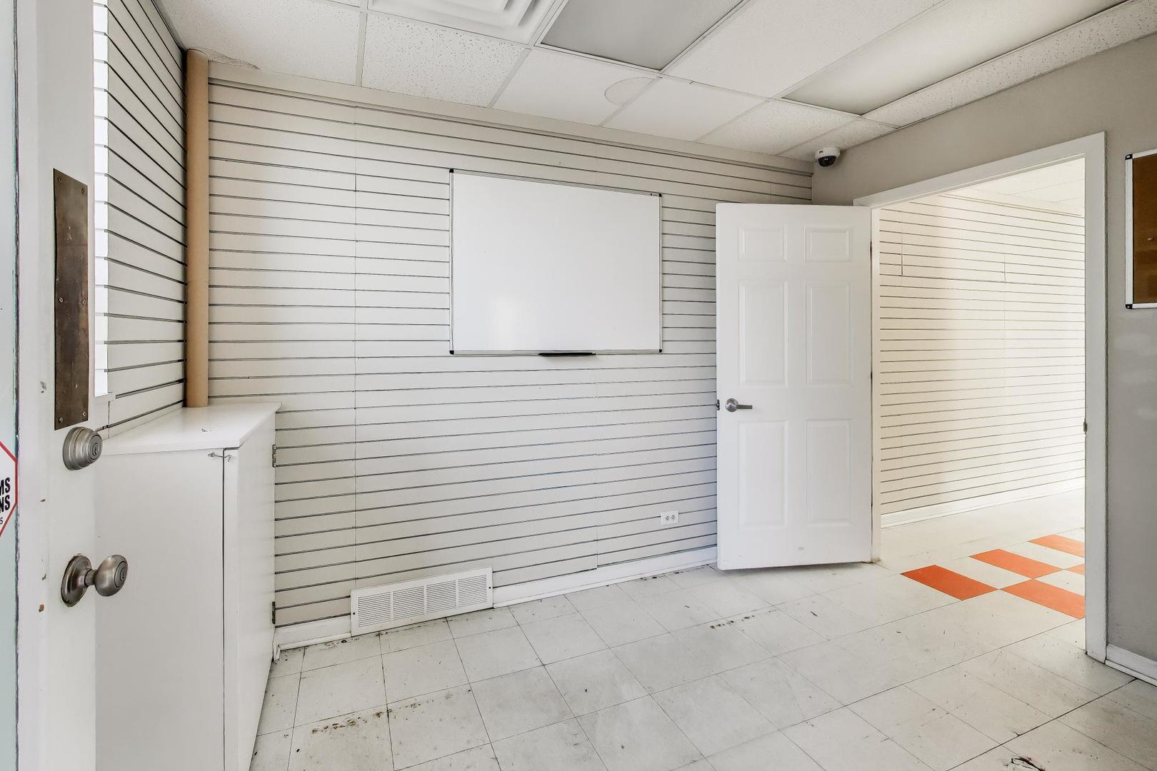 5510 W Montrose Avenue Property Photo 4