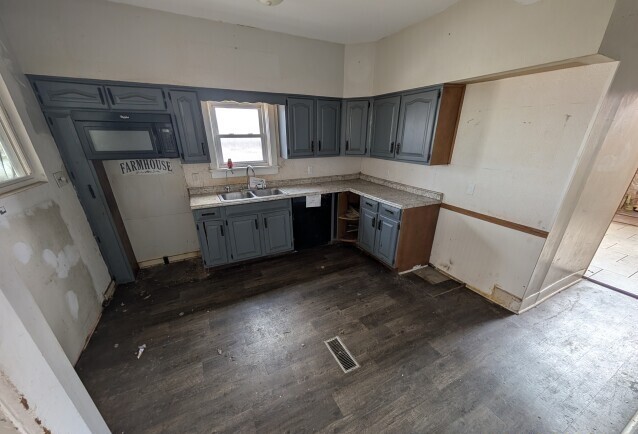 714 E County Line Road Property Photo 5