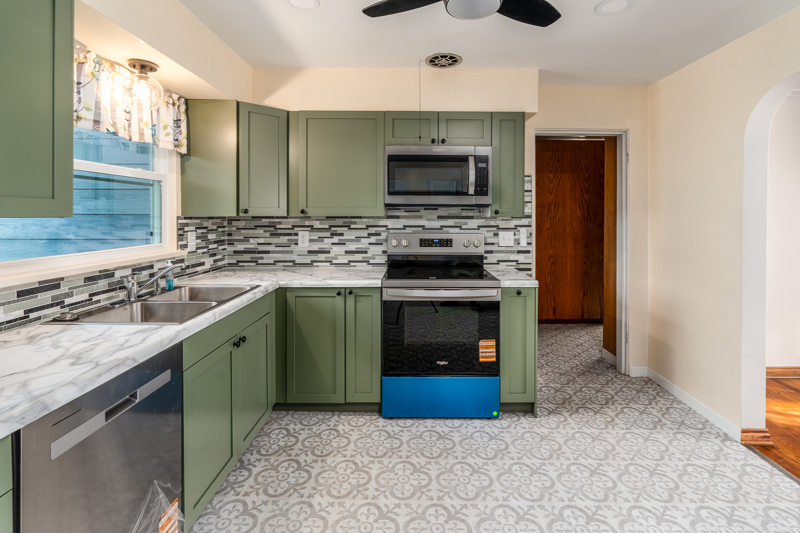 1004 S Taylor Drive Property Photo 12